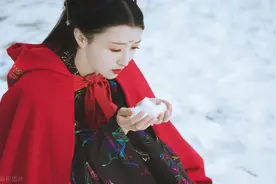 故事：3年后重逢，他拿万两黄金赎她出青楼，让她风光嫁为正室图片