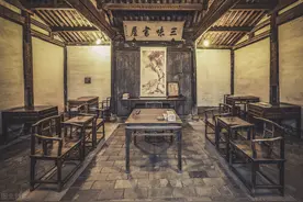 在能笑的日子里千万别哭泣，因为没有人会为你的眼泪买单图片