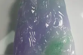 天然玉石春彩紫带绿翡翠 手工雕刻的骑龙观音图片