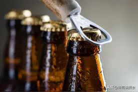 原来啤酒瓶盖里有个小机关，单手就能拧开，比开瓶器还好用图片