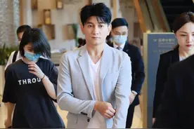 街拍：吴奇隆穿灰西装配休闲裤搭小白鞋，尽显休闲帅气图片