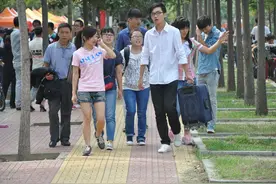 公婆住进我家后，每个月主动给我五千元生活费，他们太见外了图片