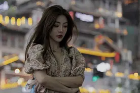 邓家佳最新重庆街拍照,小姨妈碎花裙温柔甜美,影视画风质感好会拍图片