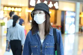 街拍：郑希怡穿牛仔连体裤配渔夫帽搭运动鞋，尽显休闲时髦图片