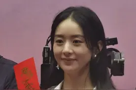 赵丽颖素颜出席新剧开机仪式，穿搭失策变路人，精修图脸肿眼泡图片