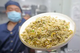 北漂10年，因照顾家人，拒30万年薪回乡摆摊卖炒饭，一年挣了50万图片