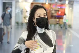 钟丽缇穿对太显嫩，内衣外穿配白色裤好洋气，羊毛卷发年轻10岁图片