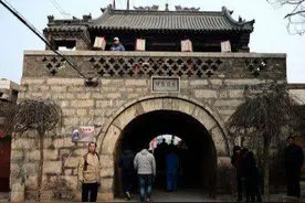 一个大汉口渴，向小媳妇讨水喝，小媳妇却立刻把水倒进井里图片