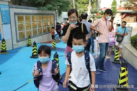 孩子上幼儿园后家长如何跟老师搞好关系？这些办法比塞红包管用图片