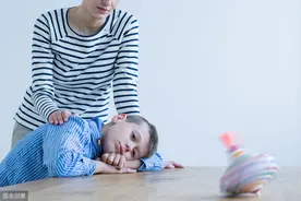 世界自闭症日，孩子得了自闭症别灰心，8个方法帮孩子摆脱孤独图片