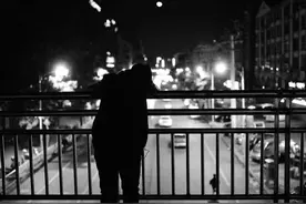 深夜，临河一小男孩只穿半袖短裤在街头徘徊，咋回事？图片