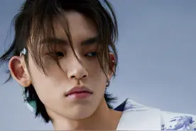 小鬼王琳凯杂志封面照曝光！可盐可甜系少年，时尚表现力爆棚图片
