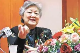 章含之：参加女儿洪晃的时尚活动，自己是全场唯一的时尚老太图片