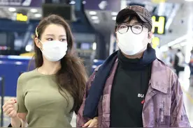 吉娜娇羞挽老公，紧身衣兜不住好身材，这么细的腰真是单手可握图片