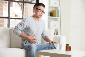 51岁男子，查出胃癌，医生忠告：要少吃2种肉，多吃1种肉图片