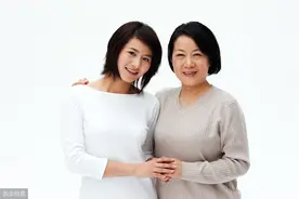 你愿意和丈母娘常年住在一起吗？小伙子的回答得到主持人的赞许图片