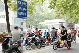 南宁某小学以志愿者名义要求家长维护放学秩序，家长：谁的职责？图片