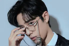看见过肖战戴眼镜吗 看过才发现男人戴眼镜这么好看图片