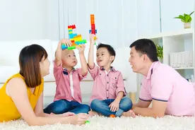 幼儿园不开学，陪孩子玩5个游戏，锻炼动手能力促进智力发展图片