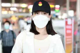“马苏”又自信素颜走机场，穿白色外套配牛仔裤，不化妆更气质图片