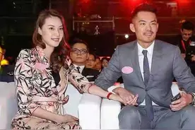 林丹携老婆高调亮相，谢杏芳穿中国风套装高级大气，美出新高度图片