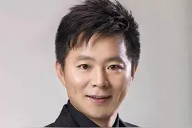 国家一级演员的王宏伟，选妻子要求：必须让守寡45年的母亲满意图片