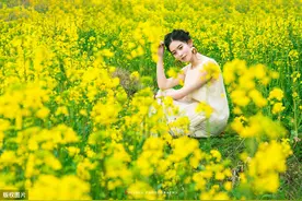 春天，美女与油菜花田的相遇图片