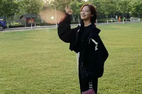 辛芷蕾晒运动美照，一身黑色运动装帅气十足，时尚洋气活力满满图片