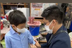 霍启刚带儿子上陶瓷班，内景曝光杂乱不堪还拥挤，教育方式再受赞图片