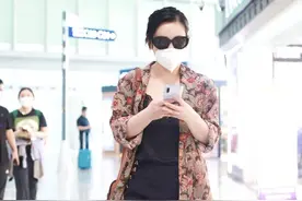 戏骨们就是有不一样的气质，秦海璐印花风衣+阔腿裤优雅大气图片