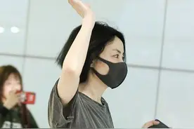 王菲穿黑色紧身裤搭配破洞T恤，时髦又新潮，天后随便穿穿就很美图片