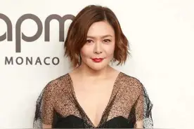关之琳该收手了，穿拼接透纱裙不见优雅时尚感，剪短头发显脸真大图片