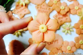 米唐麻麻玩转面团：#甜点&点心#粉色系樱花饼干图片