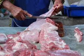 猪肉30元1斤，普通居民吃不起！“背后推手”是谁图片