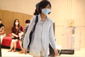 万茜低调现身酒店，“女团腿”实力不俗，想起了舞台上酷酷的她图片