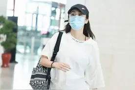 街拍：刘芸穿白T恤配骑行裤搭小白鞋，尽显简约低调图片
