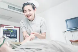 女孩出车祸重伤昏迷不醒，护士在她耳边重复一句话，女孩竟苏醒过来图片