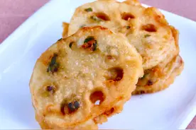 炸藕盒，挂浆用面粉还是淀粉？大厨：都不对，这样做才能长久酥脆图片