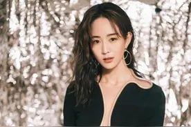 平胸也有高级感！张钧甯穿“水滴领”黑裙秀身材，丝毫不逊色图片