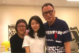 许绍雄家中庆72岁生日，女儿携男友到贺，父女相差49岁感情深图片