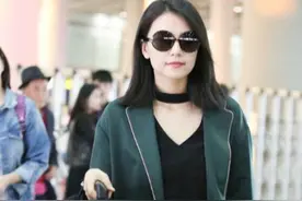 高圆圆看着哪像四十岁，穿“睡袍”出门也显气质，御姐范十足图片
