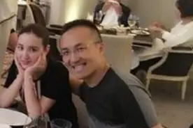 张萌携夫合体真低调，CEO老公穿T恤戴眼镜好斯文，手搂老婆好亲密图片