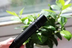 小巧全能的凯瑞兹E2强光手电试用图片