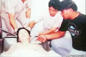 邓丽君老照片：死后遗容惊现巴掌印，图6是小她14岁的外籍小男友图片