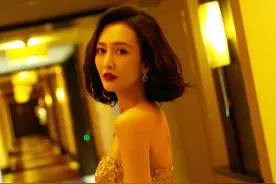 王鸥私服穿搭太撩人，穿深v领灰色毛衣秀美肤，墨镜挂领口成亮点图片