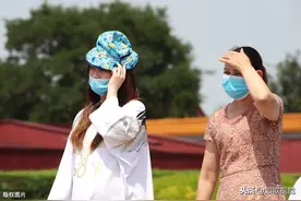 众多游客顶烈日游天安门及故宫，美女如云风情万种，举止婀娜多姿图片