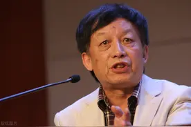大红大紫的易中天，在武大却是永远副教授，离开时一句话引人深思图片