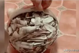妈妈觉得女儿不对劲，趁上学砸了她的存钱罐，结果让妈妈崩溃流泪图片