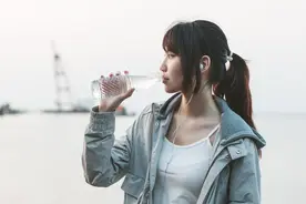什么习惯，能让「肾脏」更健康？医生建议：从喝一杯水开始图片