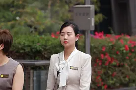 街拍：早晨去上班的肉丝美女白领，职业装很新颖图片